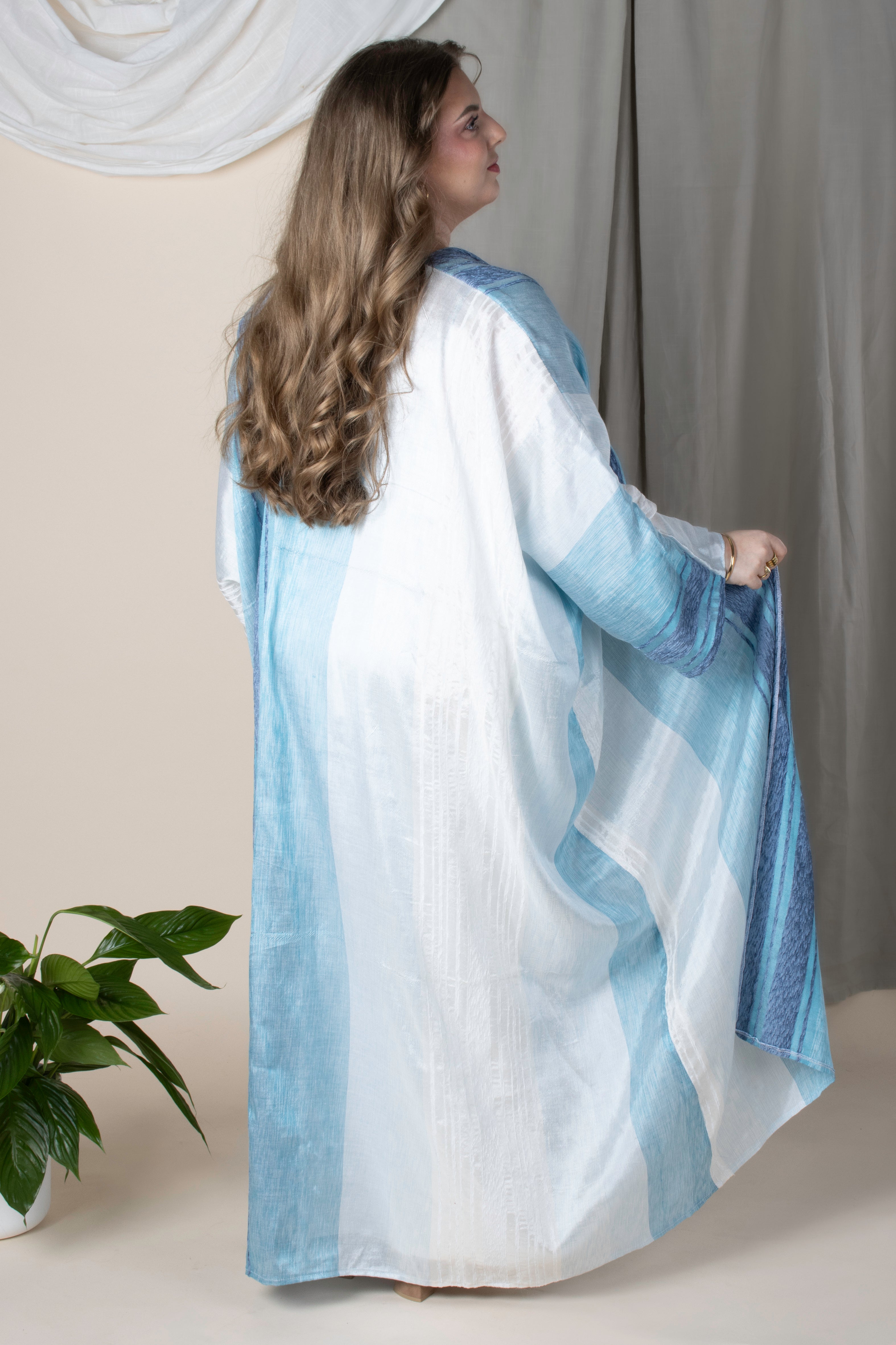Kimono modeste Fès bleu et blanc, tissu tissé main, coupe farasha fluide, léger et élégant, made in France.