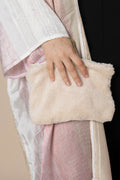 Pochette en moumoute crème modèle Tromso – accessoire rectangulaire zippé fabriqué en France