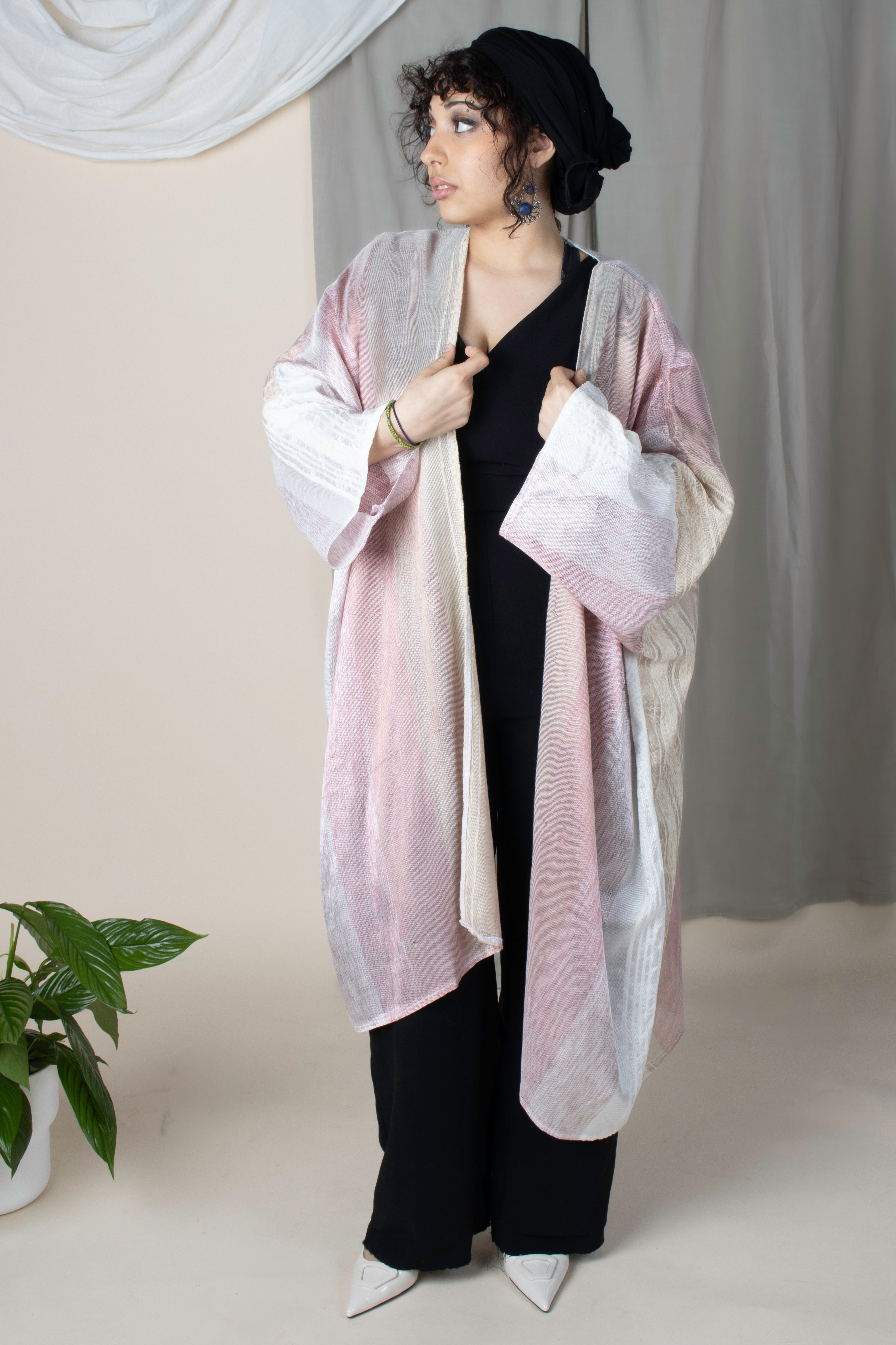 Kimono court modeste rose en tissu de Fès, confection artisanale, coupe fluide type farasha, made in France.