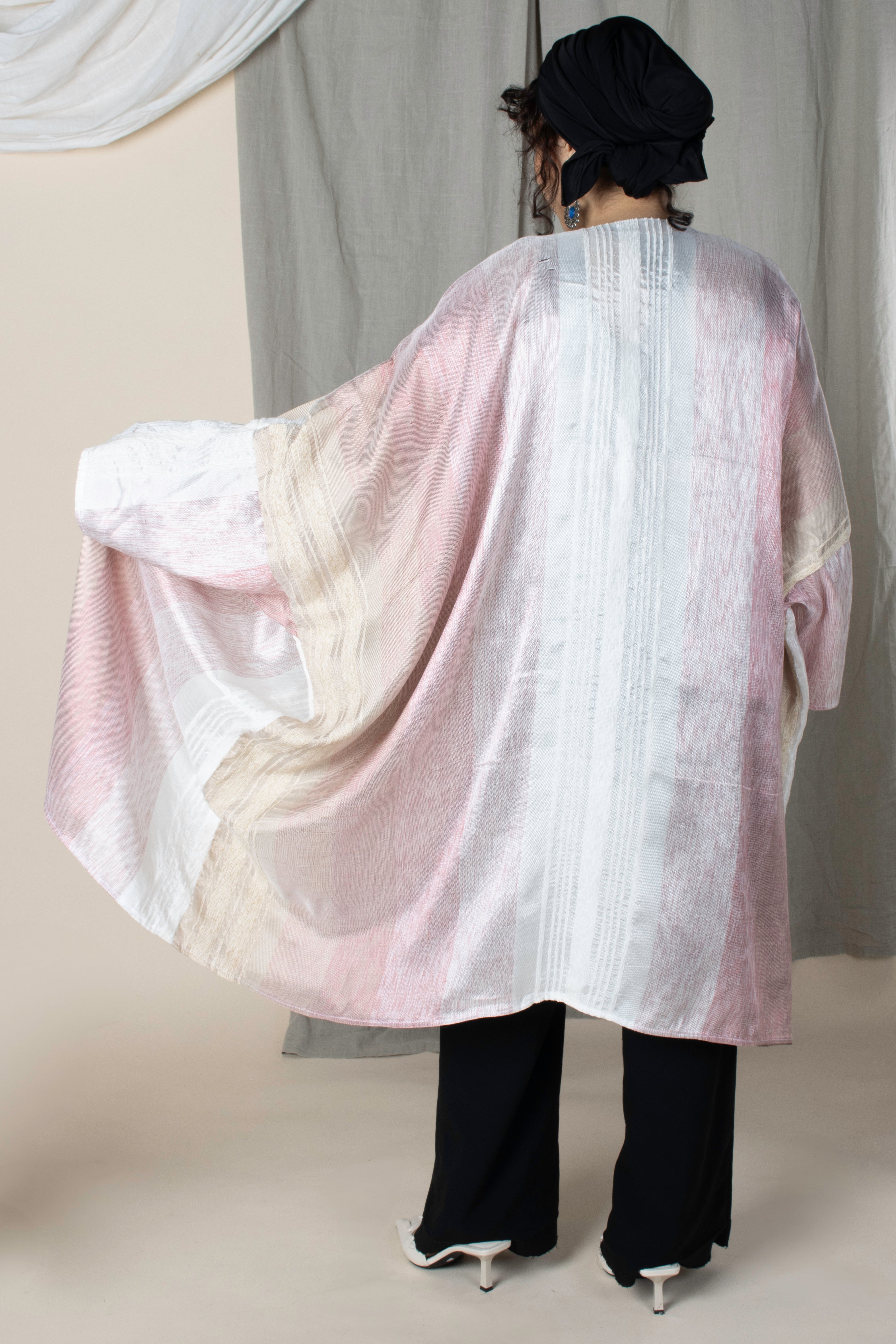 Kimono court modeste rose en tissu de Fès, confection artisanale, coupe fluide type farasha, made in France.