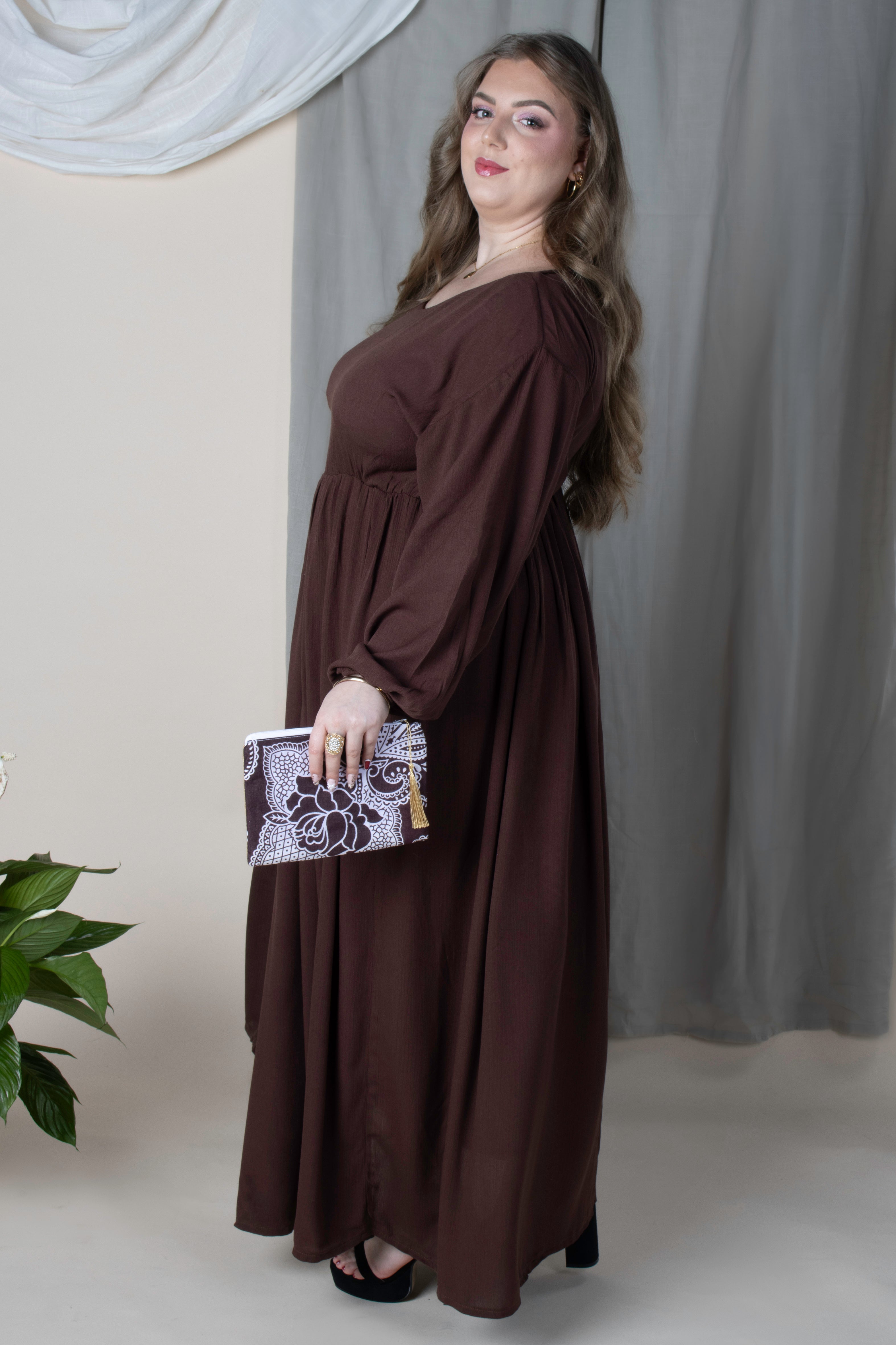 Robe longue marron Moya en crêpe fluide avec manches longues et taille élastiquée