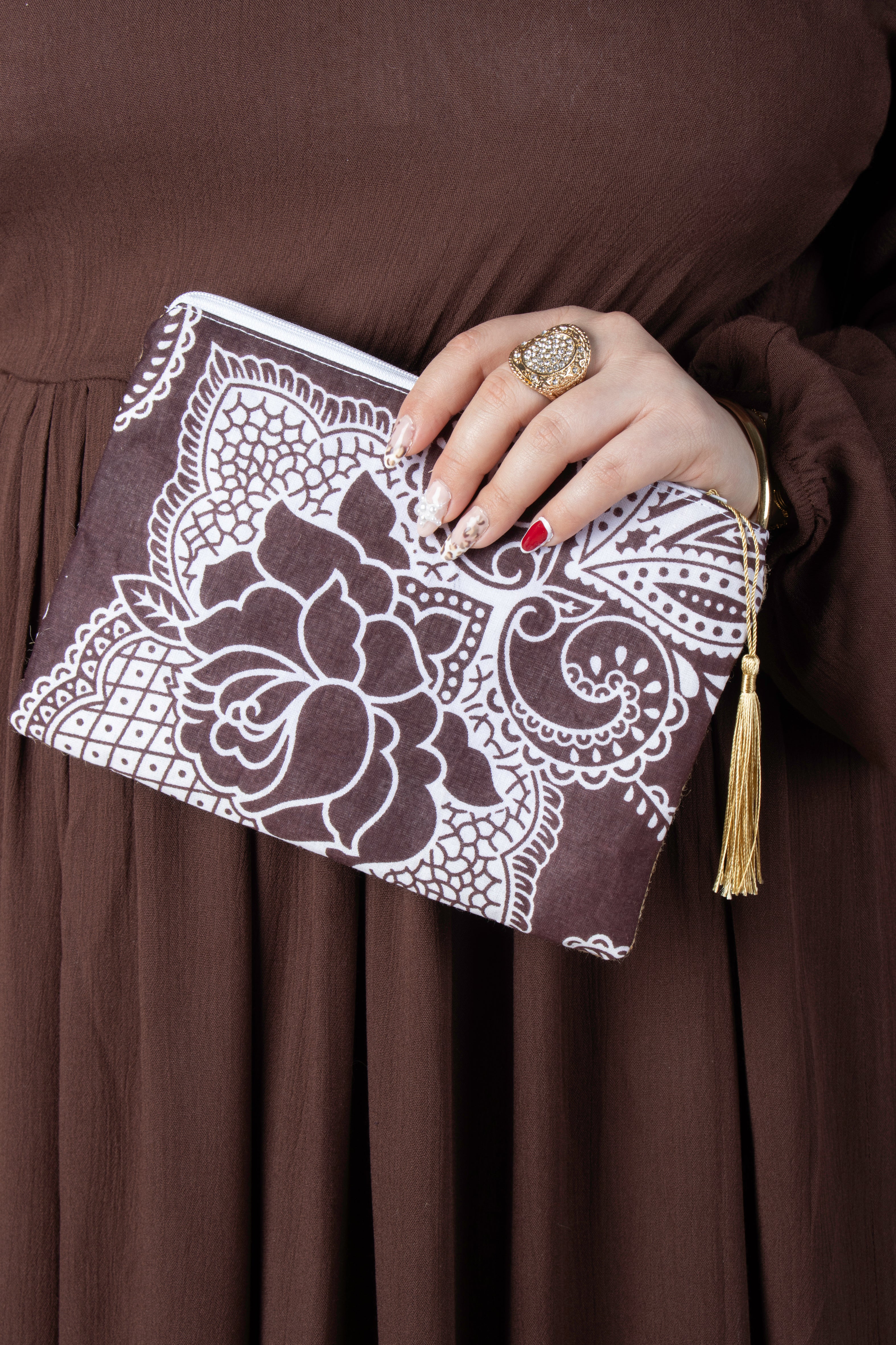 Pochette Rihla Pocket en jute et tissu comorien, accessoire artisanal coloré, modèle unique avec pompon, inspiration traditionnelle des Comores