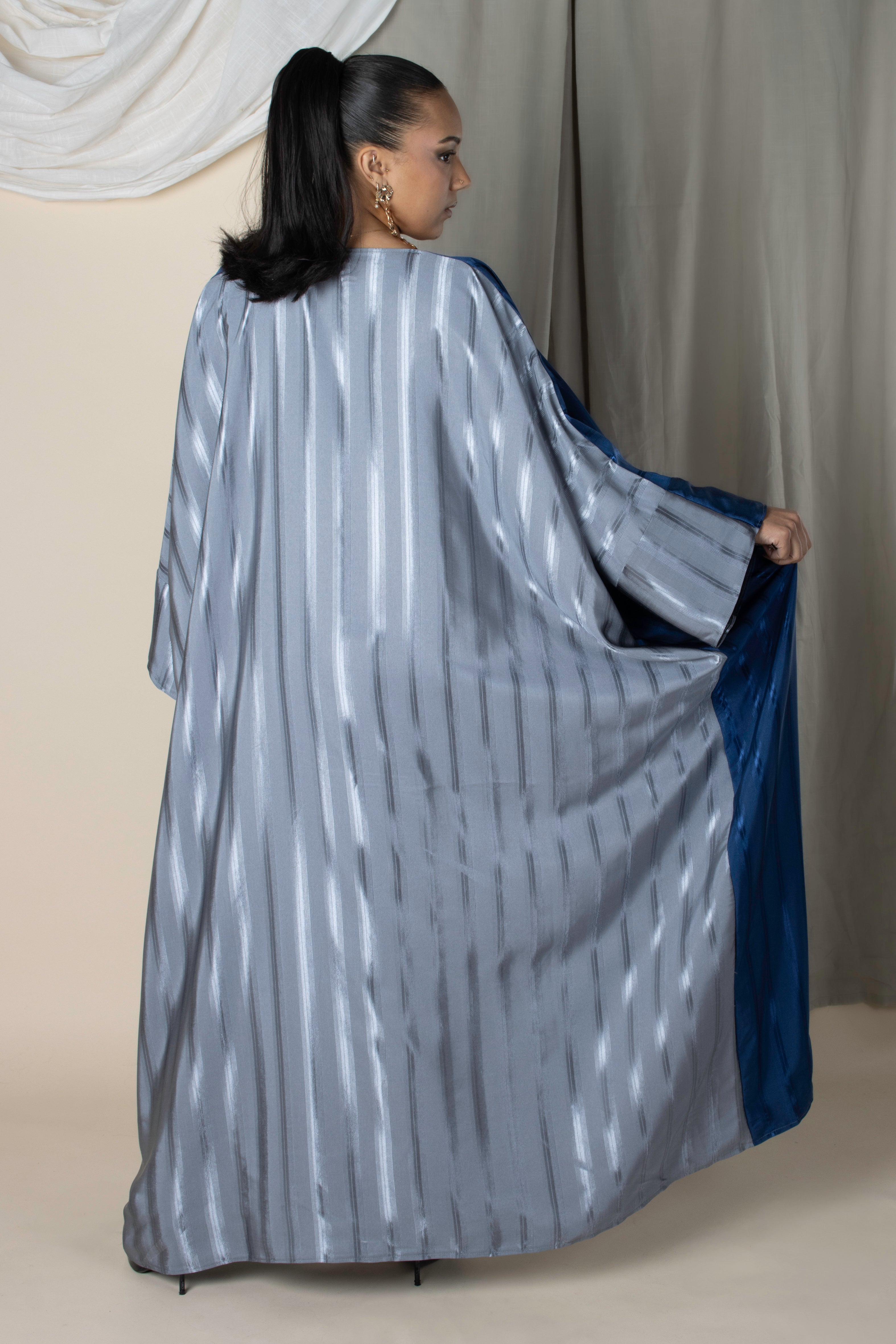 Kimono bicolore ouert pour femme, coupe farasha fluide, mode modeste, opaque, fabrication française.