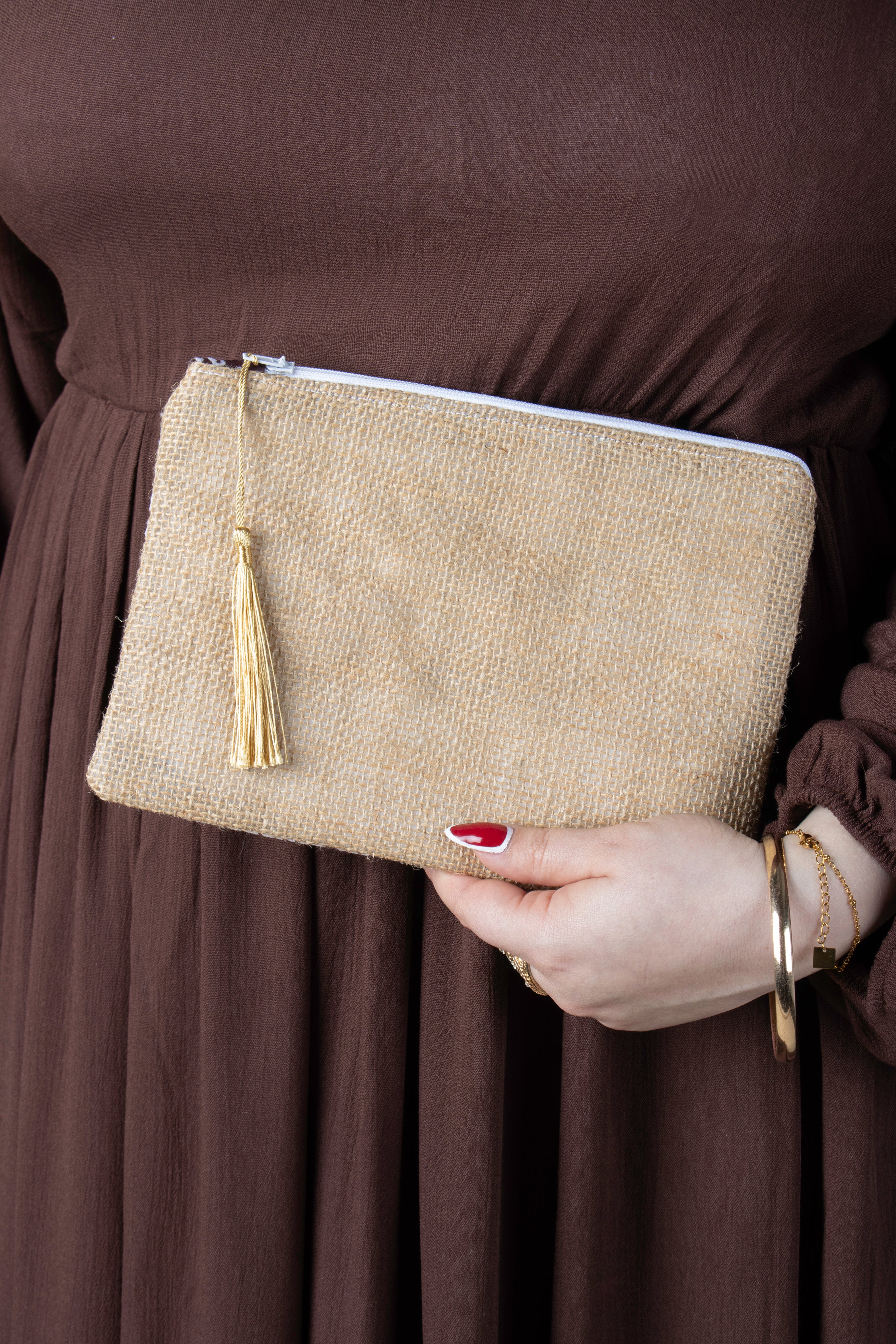 Pochette Rihla Pocket en jute et tissu comorien, accessoire artisanal coloré, modèle unique avec pompon, inspiration traditionnelle des Comores