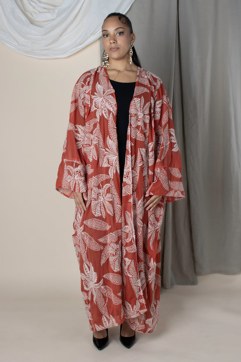 Kimono Moroni orangé, broderies florales crème, coupe farasha fluide, mode modeste, tissu recyclé, fabriqué en France.