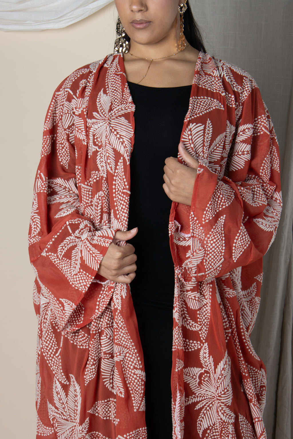Kimono Moroni orangé, broderies florales crème, coupe farasha fluide, mode modeste, tissu recyclé, fabriqué en France.