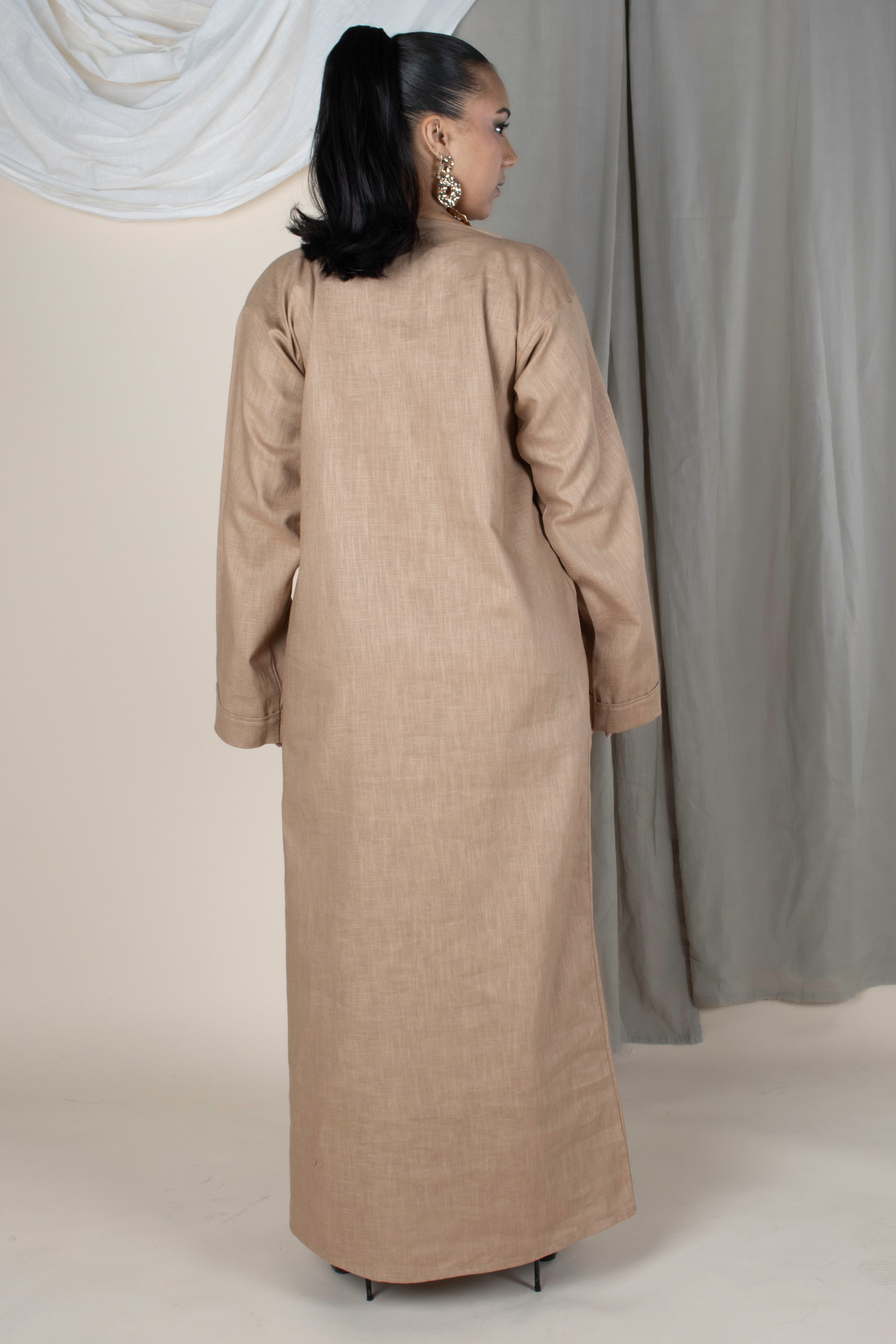 
Robe longue Sima en ramie lin avec ceinture réversible en tissu comorien – portée par une femme