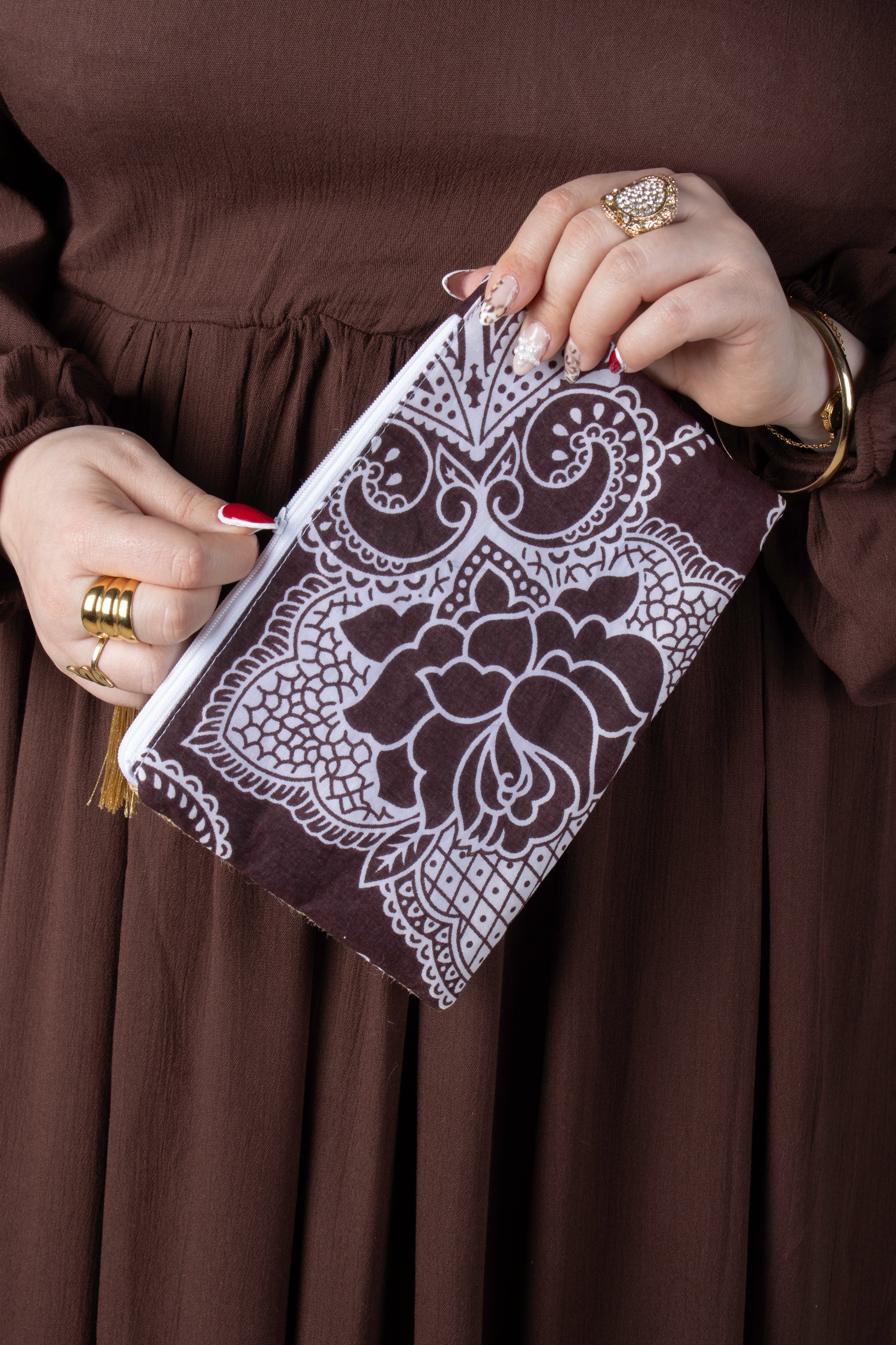 Pochette Rihla Pocket en jute et tissu comorien, accessoire artisanal coloré, modèle unique avec pompon, inspiration traditionnelle des Comores
