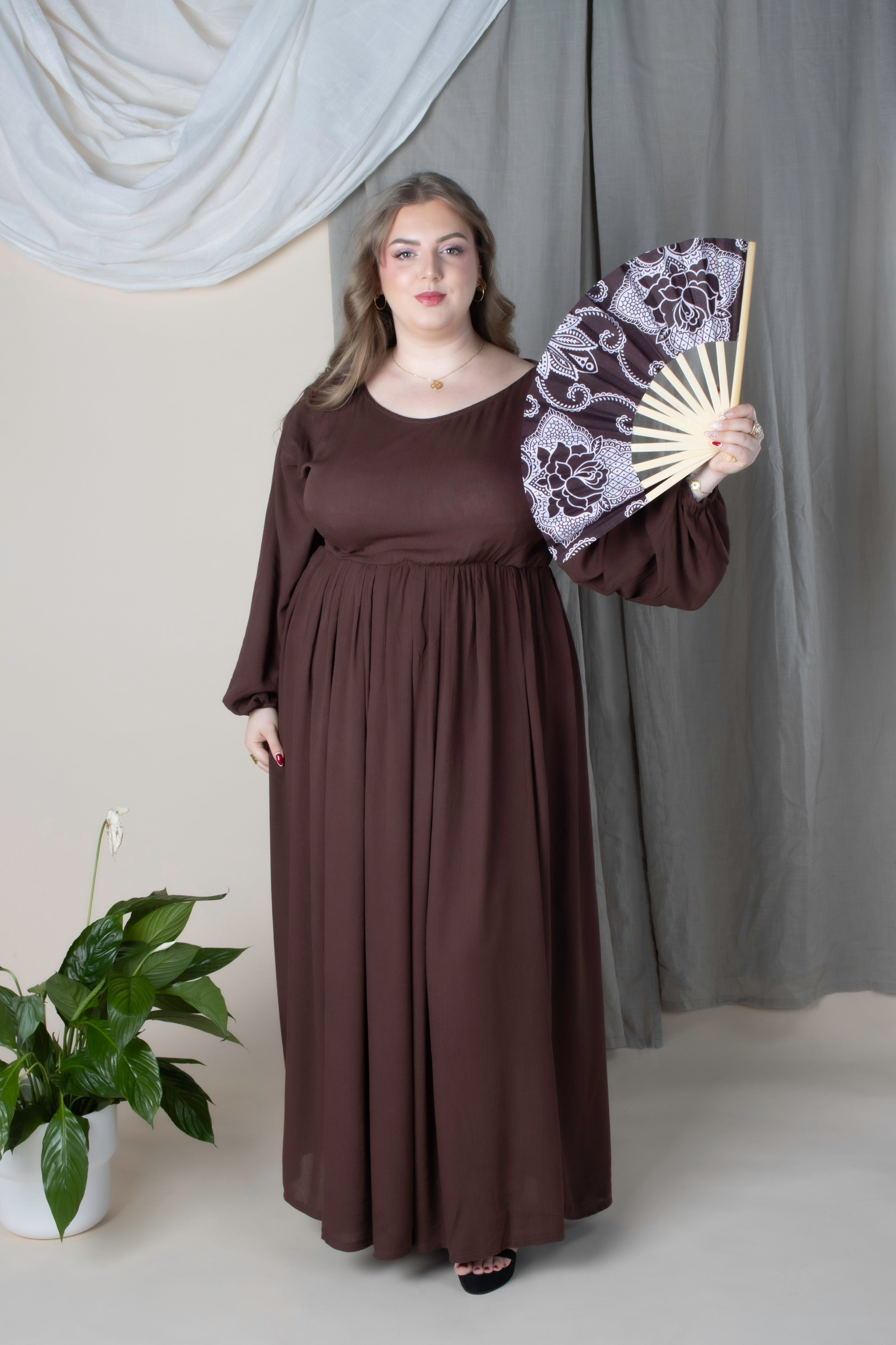 Robe longue marron Moya en crêpe fluide avec manches longues et taille élastiquée