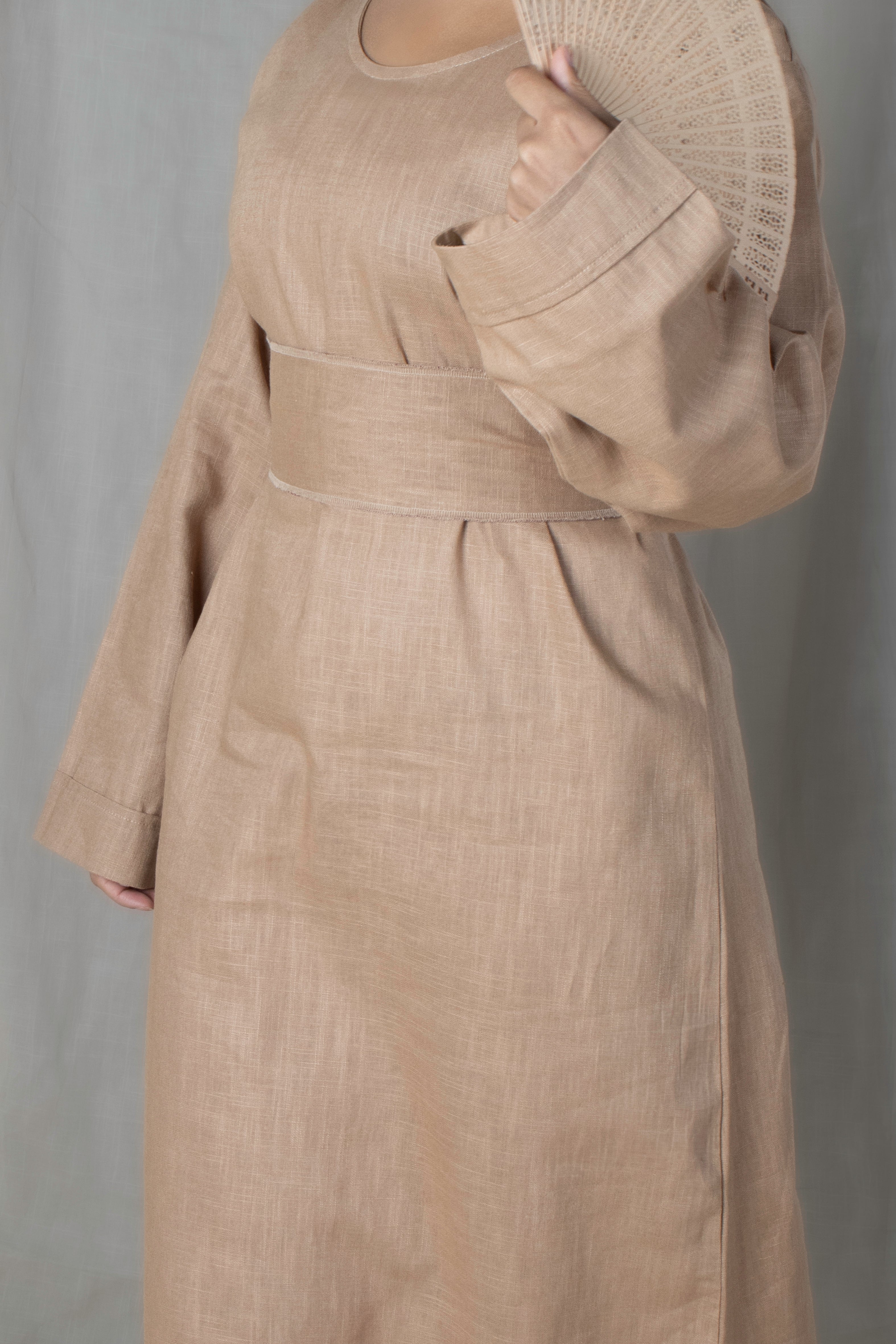 
Robe longue Sima en ramie lin avec ceinture réversible en tissu comorien – portée par une femme