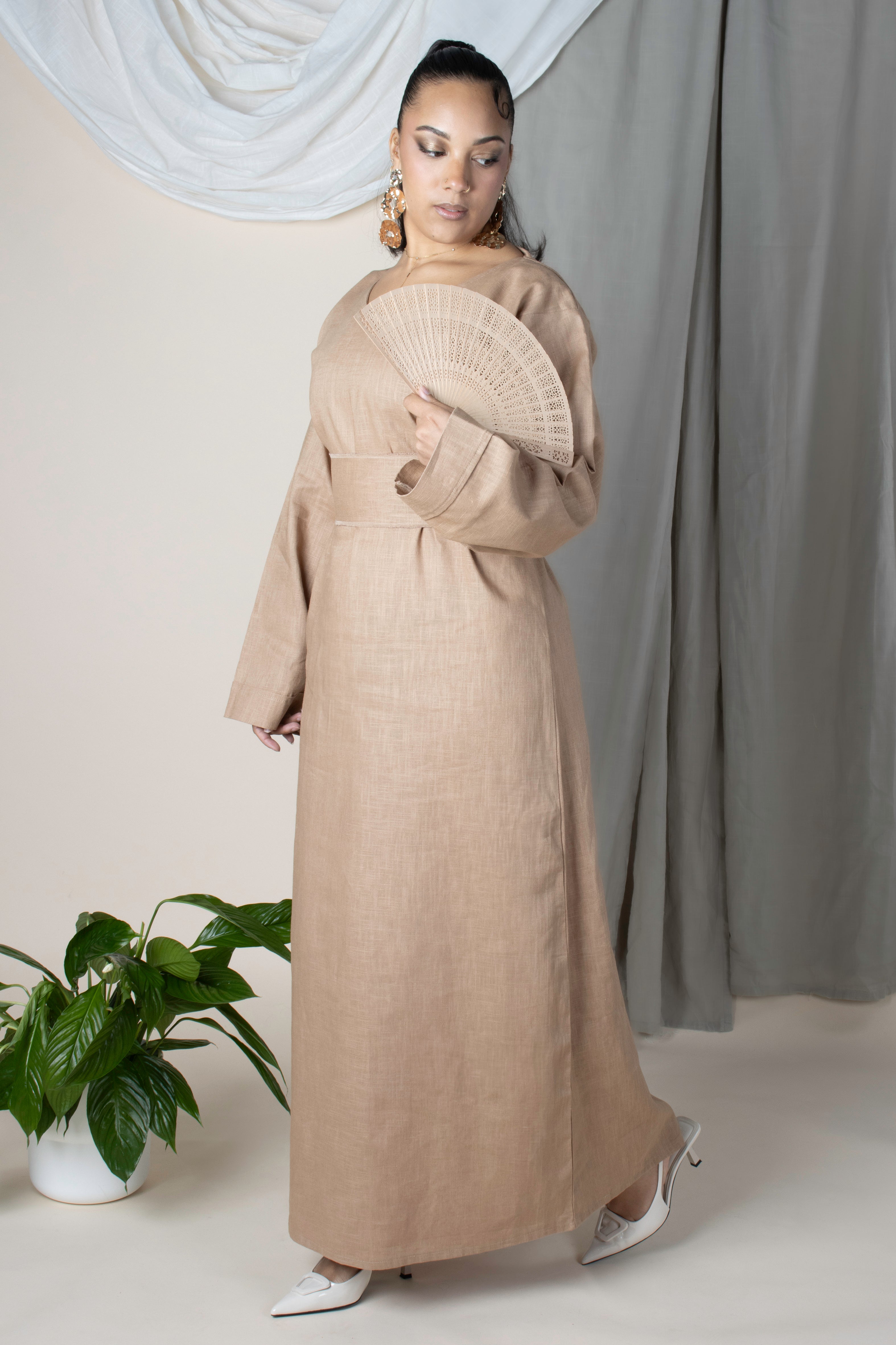 
Robe longue Sima en ramie lin avec ceinture réversible en tissu comorien – portée par une femme
