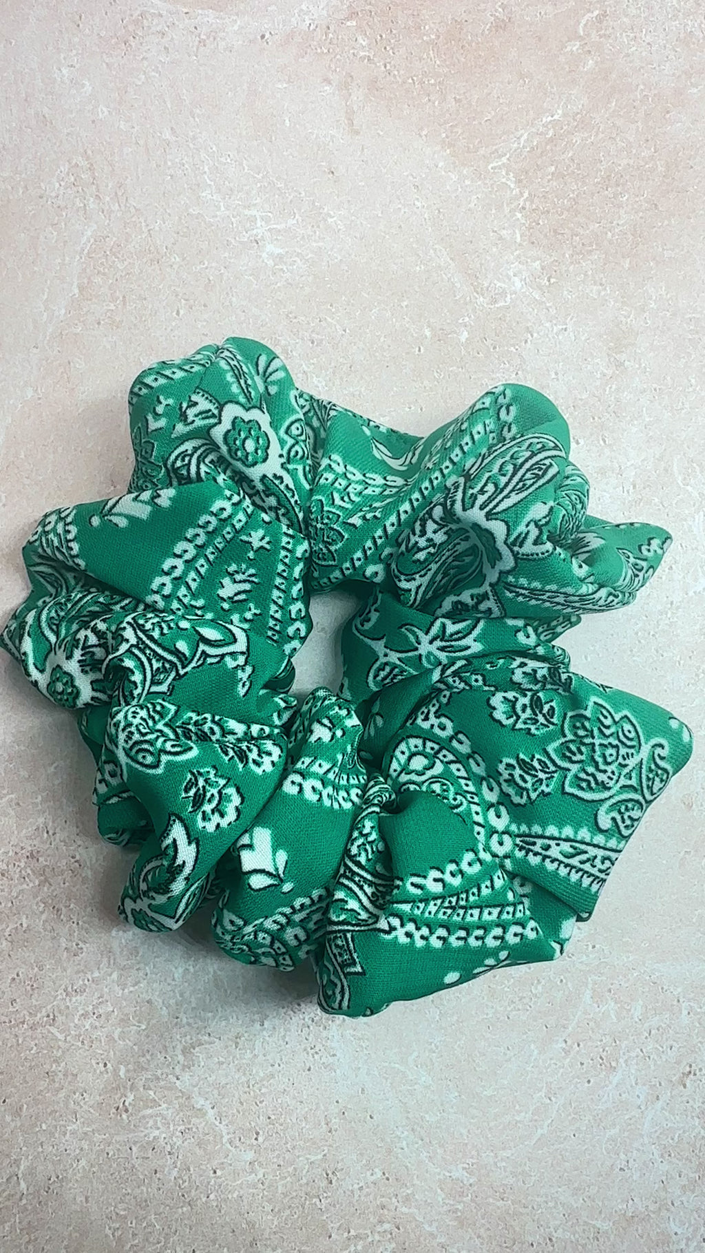 Chouchou cheveux en tissu – Maintien confortable sans casser