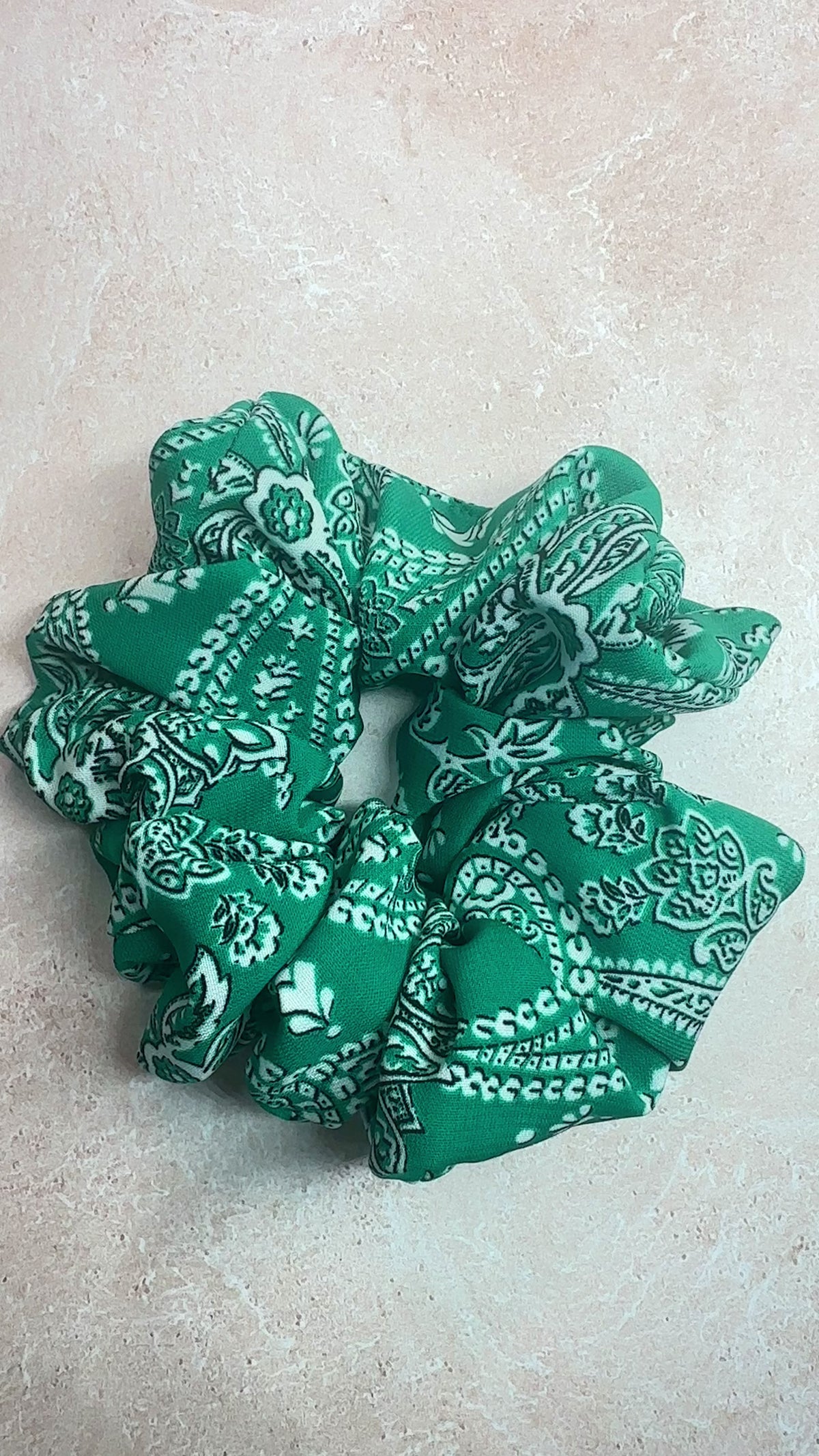 Chouchou cheveux en tissu – Maintien confortable sans casser